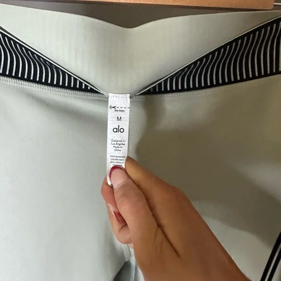 ALO Yoga Soft Green Leggings with Black Accents - Picture 4 of 4